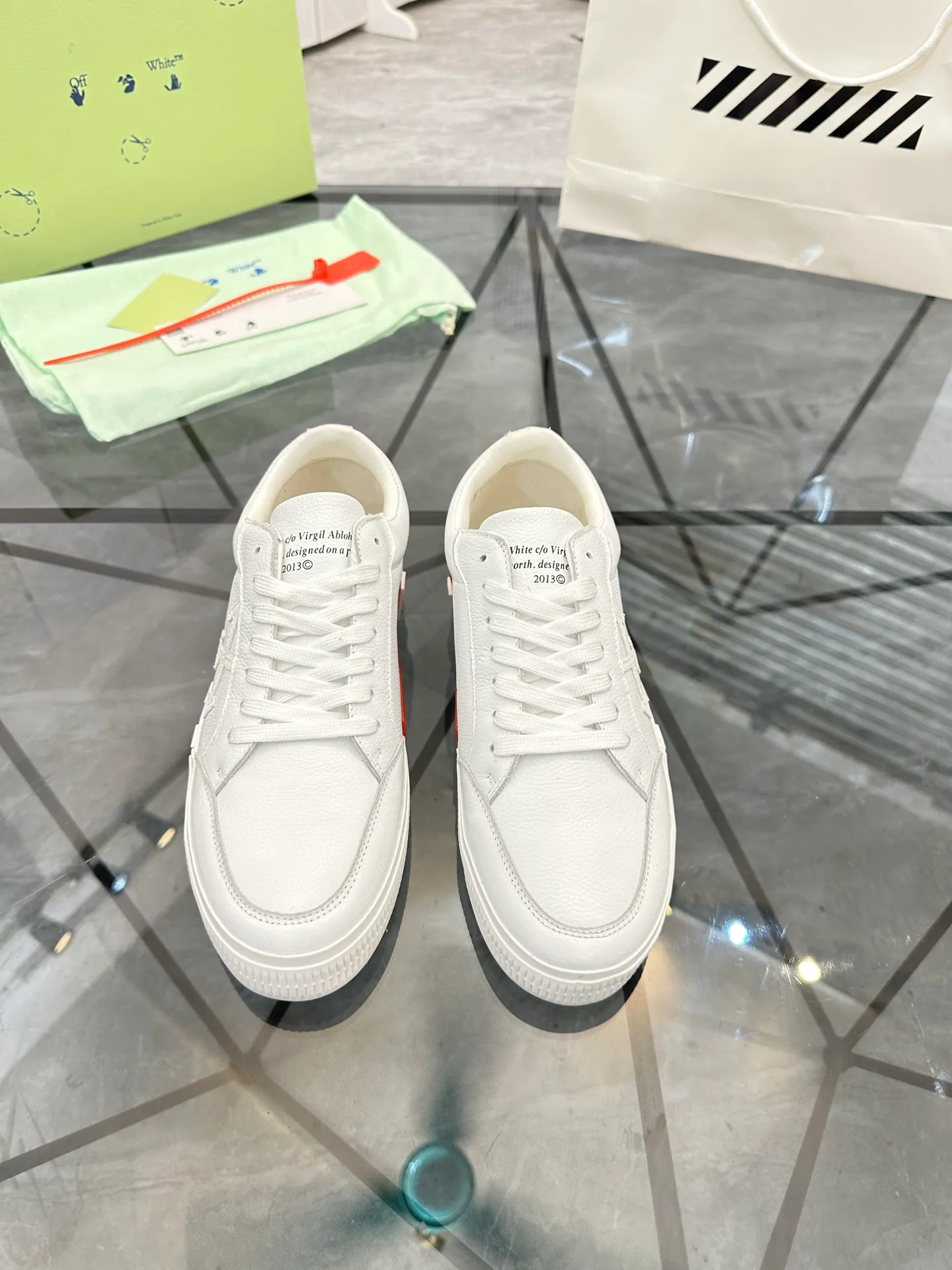 Selling men's shoes 💰: 💰P440¥ Product trademark: OFF WHITE *"OFF WHITE*" low-top casual shoes Regular size: 35-45 (can be customized to 46) Couple style Product material: imported cowhide upper, breathable lining, original outsole. No.: H203